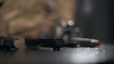 Profesyonel atış poligonunda profesyonel silah dükkanı profesyonel ekipman tanıtım brifinginde.