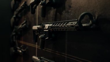 Profesyonel bir atış poligonunda uzun menzilli NATO silahlarıyla yakın çekim.