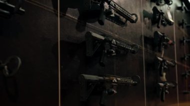 Profesyonel bir atış poligonunda uzun menzilli NATO silahlarıyla yakın çekim.