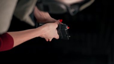 Dikey video. Profesyonel bir atış poligonu askeri ilk atışta silah kullanma tekniğini kontrol eder.