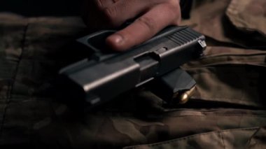 Profesyonel bir atış poligonu askeri eğitimcisine dikey video yakın plan bir silahla nişan alıyor.