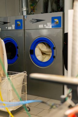 Profesyonel kuru temizleme makinesinin profesyonel hassas donanım üzerindeki yıkama işlemini kapat