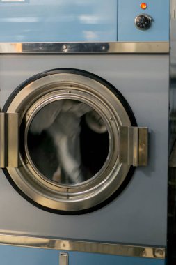 Profesyonel kuru temizleme makinesinin profesyonel hassas donanım üzerindeki yıkama işlemini kapat