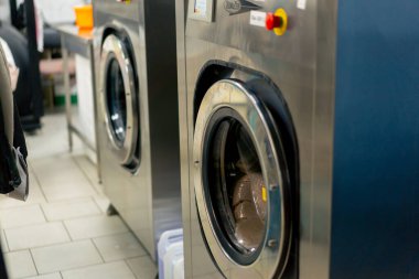 Profesyonel kuru temizleme makinesinin profesyonel hassas donanım üzerindeki yıkama işlemini kapat