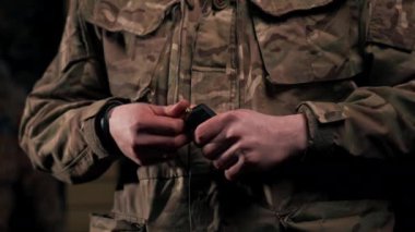 Profesyonel bir atış poligonunda yakın plan bir askeri antrenör şarjörü mermilerle doldurur.