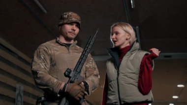Profesyonel bir atış poligonunda bir askeri eğitmen bir kıza NATO silahlarını nasıl kullanacağını söyler.