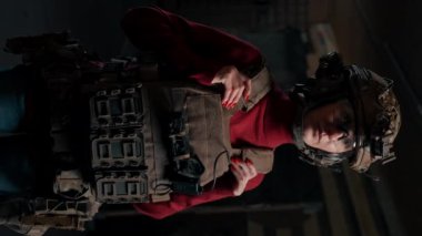 Profesyonel atış menzilinde dikey video askeri tatbikatlara hazırlanan taktiksel cephanedeki ucuz kıyafetler.