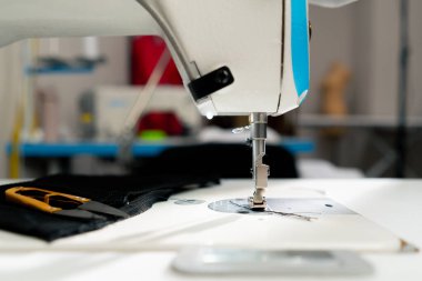 Moda ve profesyonel dikiş işleri masasının üzerinde duran aksesuarların yakın çekimi.