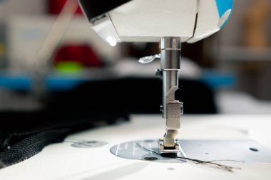 Moda ve profesyonel dikiş işleri masasının üzerinde duran aksesuarların yakın çekimi.