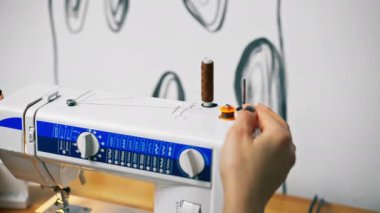 Bir dikiş atölyesine yakın çekim davula iplik sarma işlemi