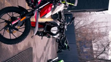 Arka bahçedeki bir motosiklet tamirhanesinde motosiklet ve lastik varyasyonlarıyla dolu bir depo var.