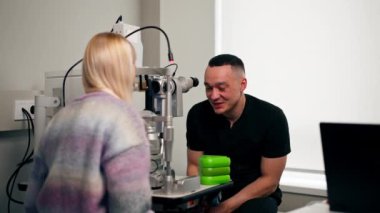 Bir göz hekiminde genç bir doktor genç bir kıza teşhislerin nasıl yapıldığını anlatır.