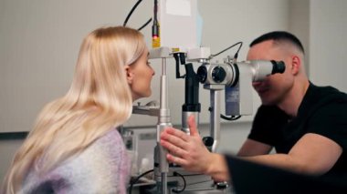 Bir göz hekiminde genç bir doktor genç bir kızla vizyon hakkında bir danışma yapar.