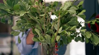 Çiçekçi dükkanını kapatın. Çiçekli bir kız gerekli çiçekleri ve çiçek aranjmanını seçer.