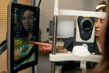 Nem ve kuru alanların göz göstergesinin görüntüsüne sahip teşhis ekranı.