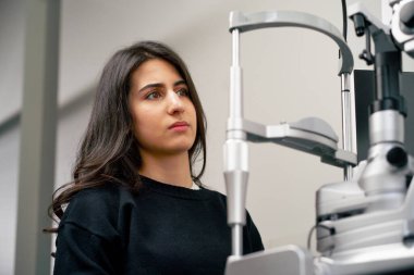 Optalmoloji kliniğine yakın bir yerde yaşlı bir doktor genç bir kızla vizyon hakkında bir danışma yapıyor.