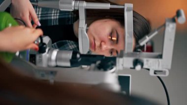 Bir oftalmoloji kliniğinde çekilen dikey video genç bir kıza büyüteç teşhisi koydu.