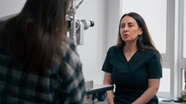 Bir göz hekiminde genç bir doktor genç bir kızla vizyon hakkında bir danışma yapar.