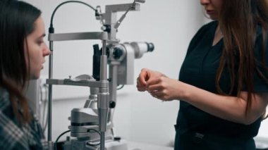Bir göz hekiminde genç bir doktor genç bir kızla vizyon hakkında bir danışma yapar.