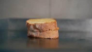 Profesyonel mutfakta peynirli tost var. Sobanın üzerinde altın kabuk var.