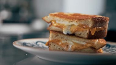 Profesyonel bir mutfakta yüz tane hazır peynirli tost tabağıyla.