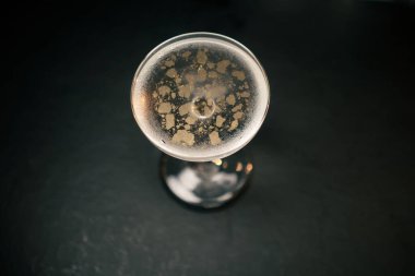 Çelik tezgahın ve bulanık arka planda duran nefis beyaz kadın kokteyli.