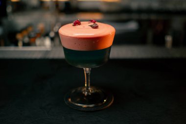 Bar tezgahında güllü kokteyl. Portakal suyu. Taze hazırlanmış alkol soğutucusu.