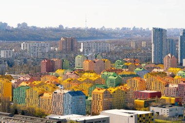 Çok renkli devasa bir metropolün çatısından birçok ev kentsel bahar manzaralı yüksek binalar görünüyor.
