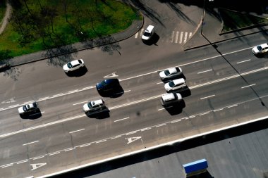 Çatıdan geniş bir yola bak. Trafiği tersine çeviren yol işaretlerinden geçen arabaları değiştir.