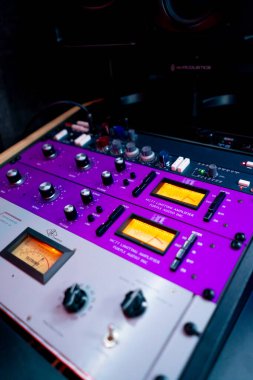 Kayıt odasını kapatın. Neon ışıkları, sesi ayarlamak ve ayarlamak için bir uzaktan kumanda. Birçok düğme.