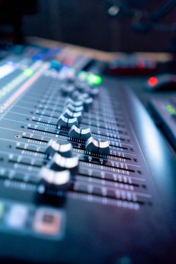 Kayıt odasını kapatın. Neon ışıkları, sesi ayarlamak ve ayarlamak için bir uzaktan kumanda. Birçok düğme.