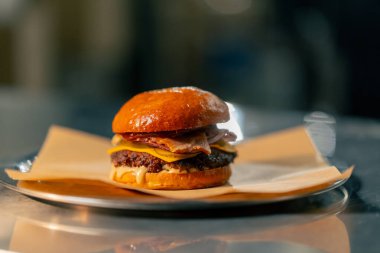 Lezzetli taze çizburger tabakta eski gri arka plan Taze Amerikan mutfağı