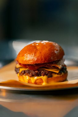 Lezzetli taze çizburger tabakta eski gri arka plan Taze Amerikan mutfağı