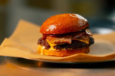 Lezzetli taze çizburger tabakta eski gri arka plan Taze Amerikan mutfağı