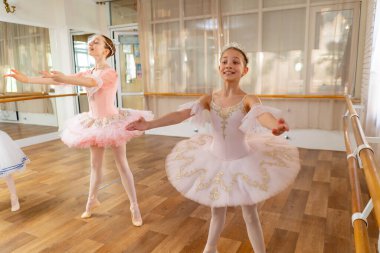 Profesyonel çocuk bale okulu elbise giymiş kızların dans provası.