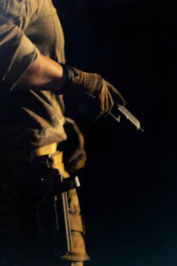 Profesyonel atış poligonuna yakın plan askeri silah eğitmeni tabanca kullanmaya hazırlanıyor.