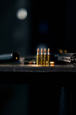 Profesyonel bir atış poligonunda, siyah masa silahçısı profesyonel ekipman tanıtım brifinginde.