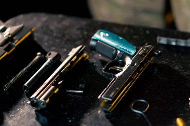 Profesyonel atış poligonunda profesyonel silah dükkanı profesyonel ekipman tanıtım brifinginde.