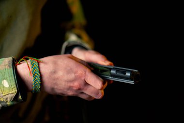 Profesyonel atış poligonuna yakın mesafede profesyonel boksör parçaları temizleme tabancası tanıtım brifingi