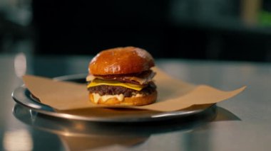 Lezzetli taze çizburger tabakta eski gri arka plan Taze Amerikan mutfağı