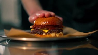 Lezzetli taze çizburgeri tabakta kapayın. Eski gri arka planda. Taze Amerikan mutfağı şefi hamburgeri itin.