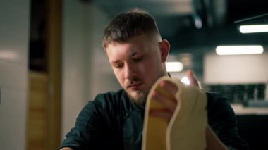 Profesyonel bir mutfakta kapanış. Şef hamuru ev yapımı makarna için özel bir makineye sarar.