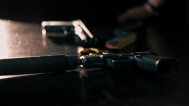 Profesyonel atış poligonunda profesyonel silah dükkanı profesyonel ekipman tanıtım brifinginde.