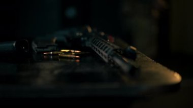 Profesyonel atış poligonunda profesyonel silah dükkanı profesyonel ekipman tanıtım brifinginde.