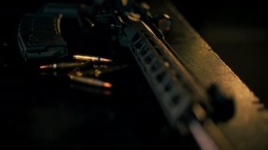 Profesyonel atış poligonunda profesyonel silah dükkanı profesyonel ekipman tanıtım brifinginde.