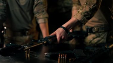Profesyonel bir atış poligonunda profesyonel bir avcı uçağı bir NATO saldırı tüfeği kuruyor.