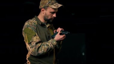 Profesyonel atış alanında profesyonel boksör parçaları silah tanıtım brifingini temizler.