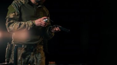 Profesyonel atış alanında profesyonel boksör parçaları silah tanıtım brifingini temizler.