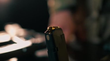 Siyah bir masada yakın plan profesyonel atış poligonu, profesyonel ekipman üzerine silah dükkanı tanıtım eğitimi