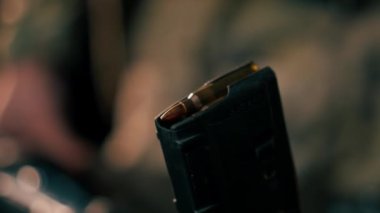 Siyah bir masada yakın plan profesyonel atış poligonu, profesyonel ekipman üzerine silah dükkanı tanıtım eğitimi